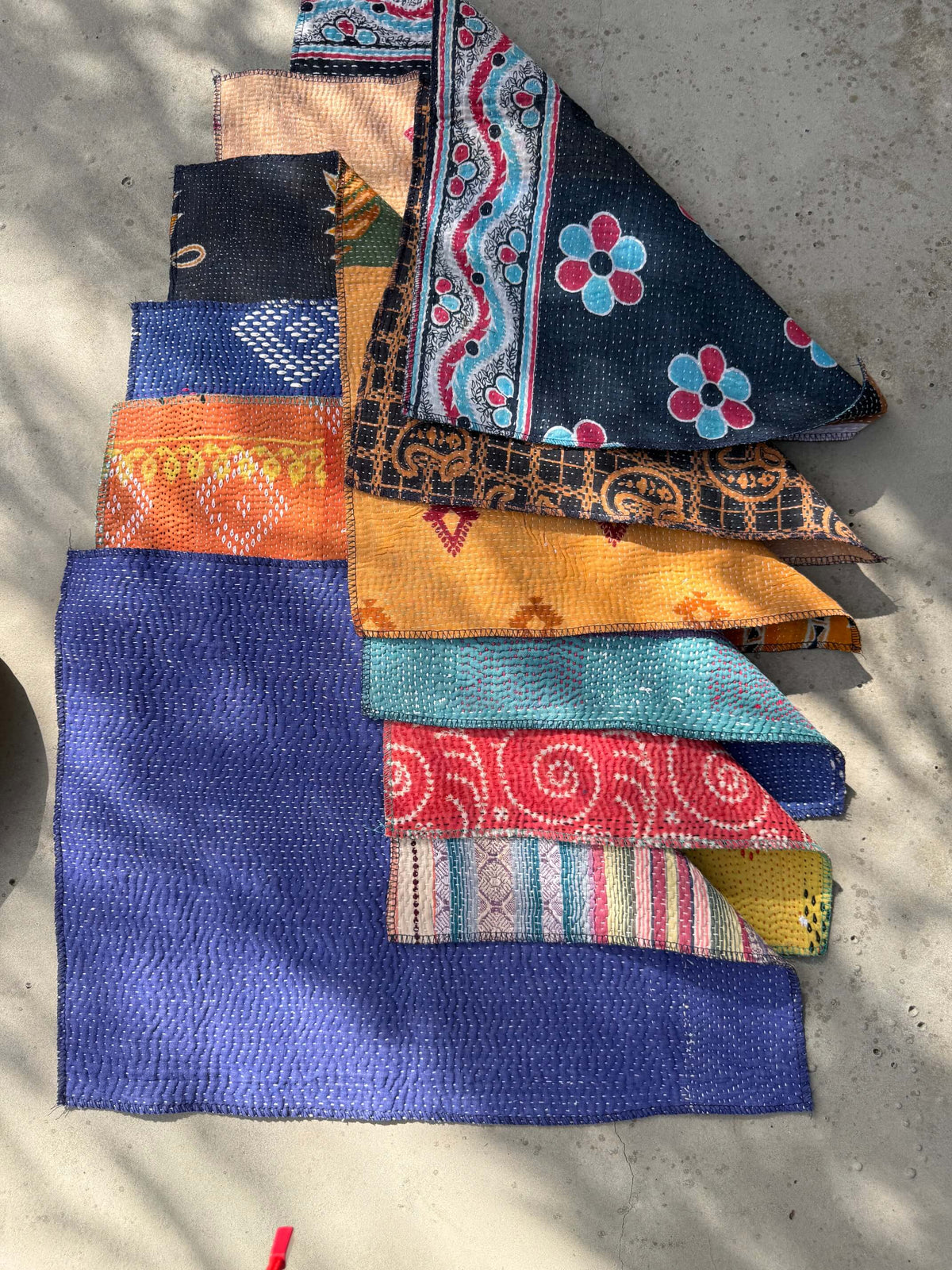 Set de table réversible en Kantha montrant ses deux faces aux motifs colorés