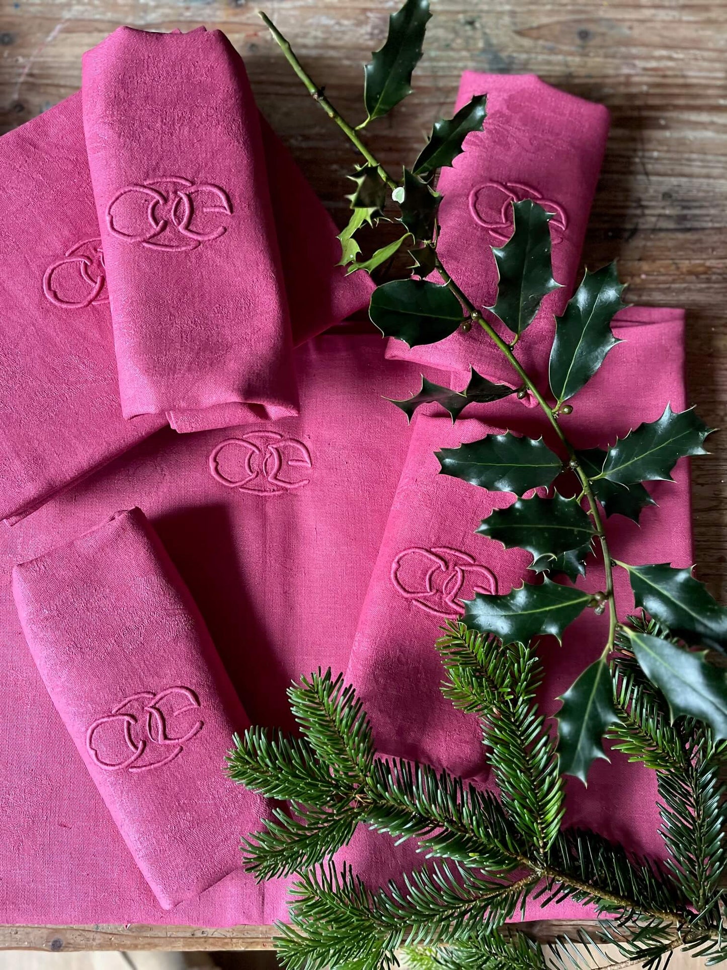 Set vintage framboise écrasée avec nappe et serviettes en coton ancien teinté