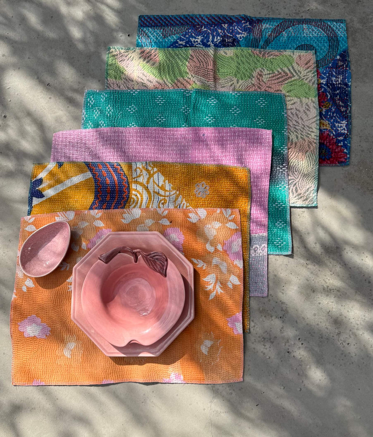 Sets de table en Kantha indien aux différents motifs rose et orange