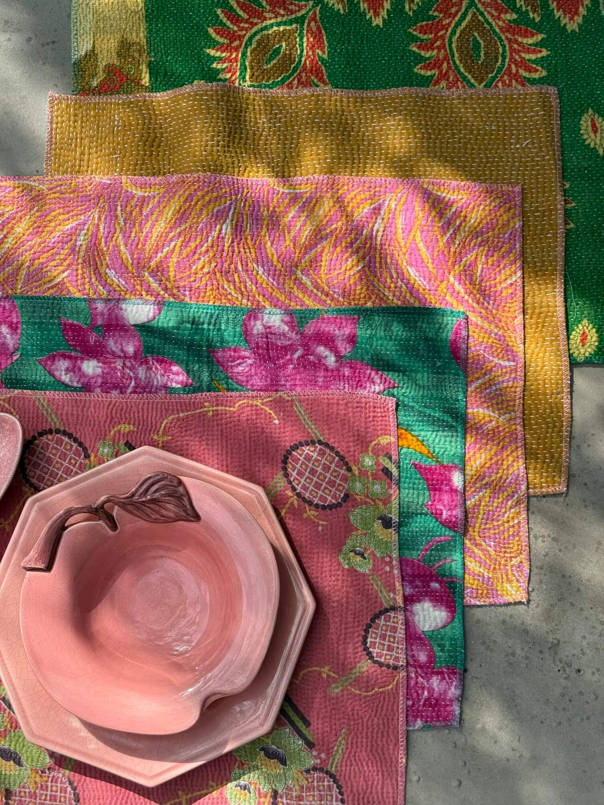 Sets de table en Kantha indien sur une table bohème colorée