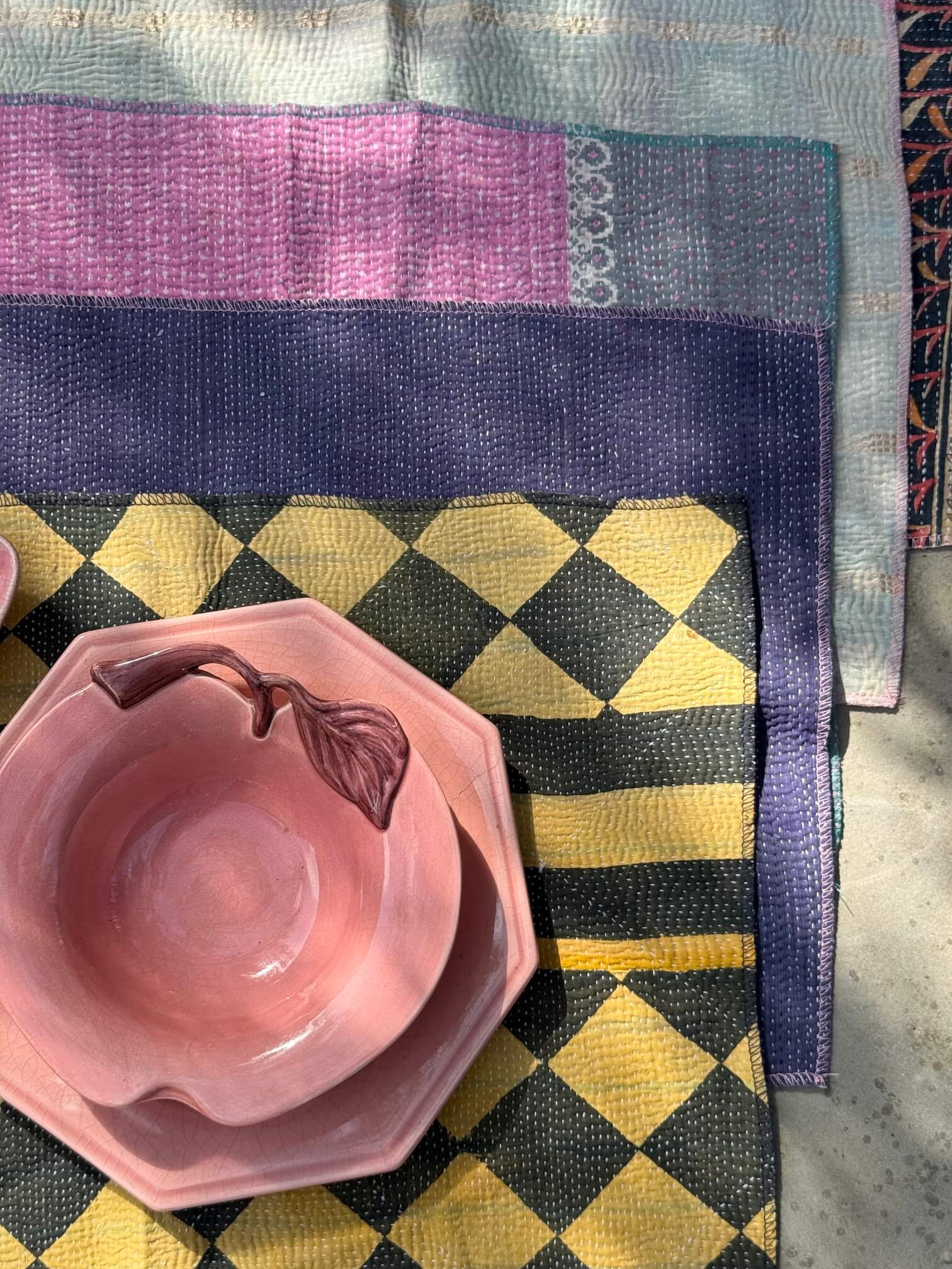 Sets de table Kantha colorés aux motifs fleuris et assortis