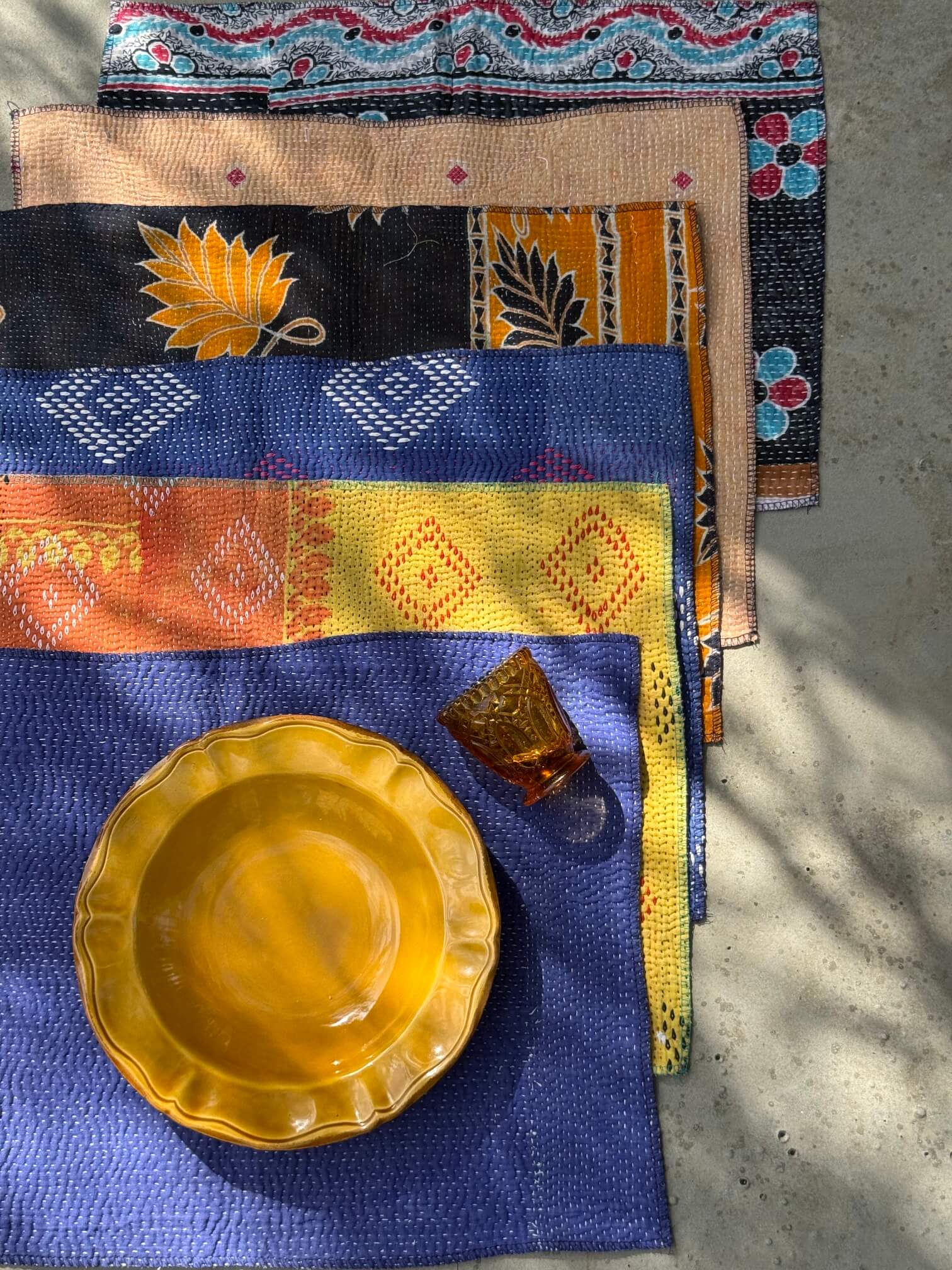 Sets de table Kantha aux motifs variés bleu, jaune et orange