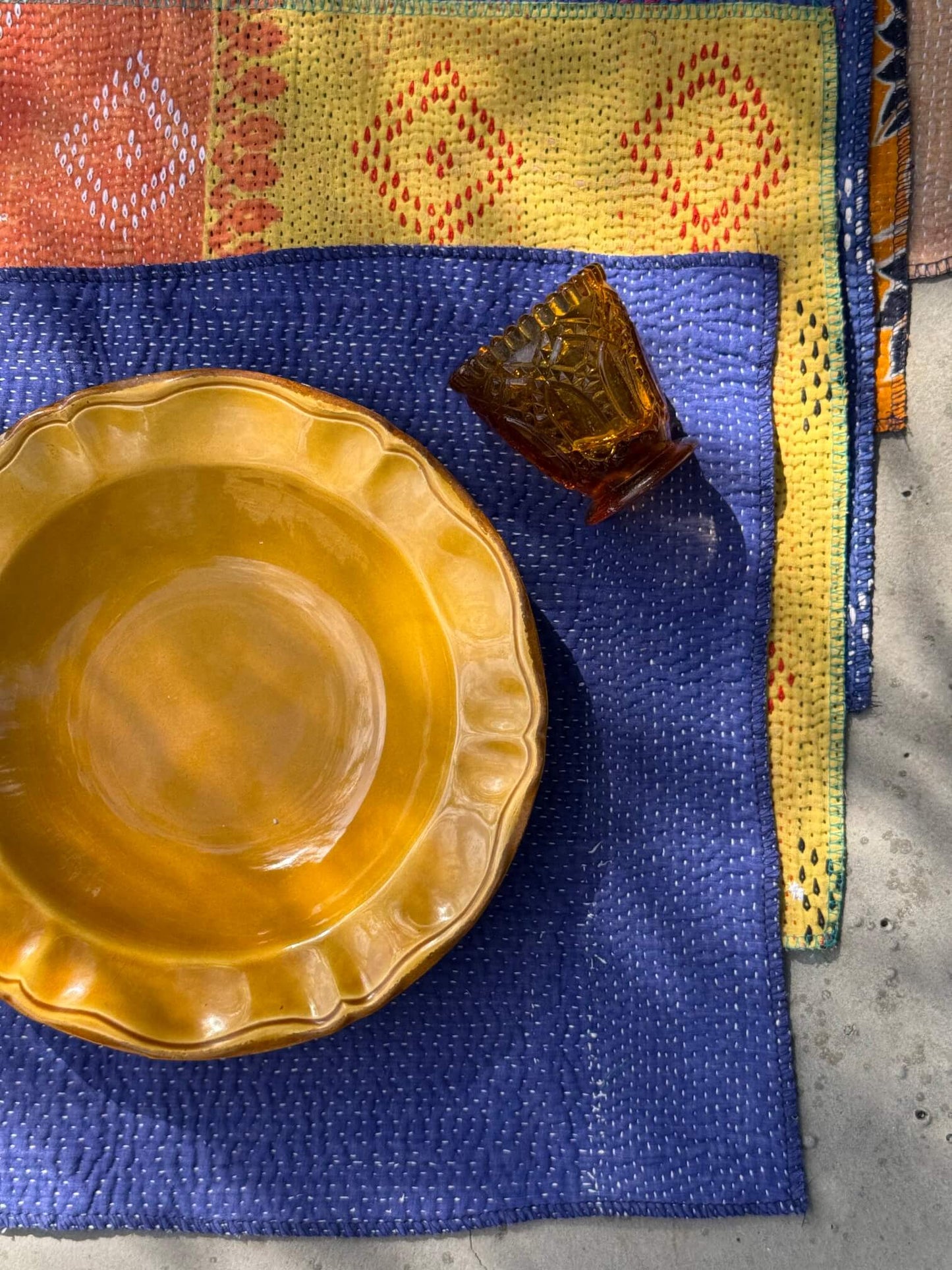 Sets de table réversibles en Kantha indien aux tons bleu, jaune et orange