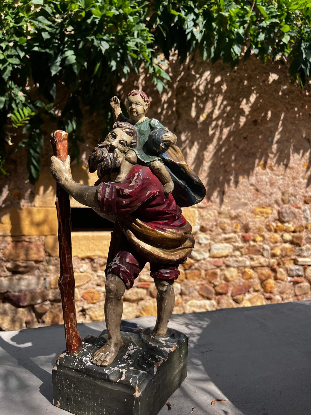 Statue de Saint Christophe en bois polychrome portant l’Enfant Jésus