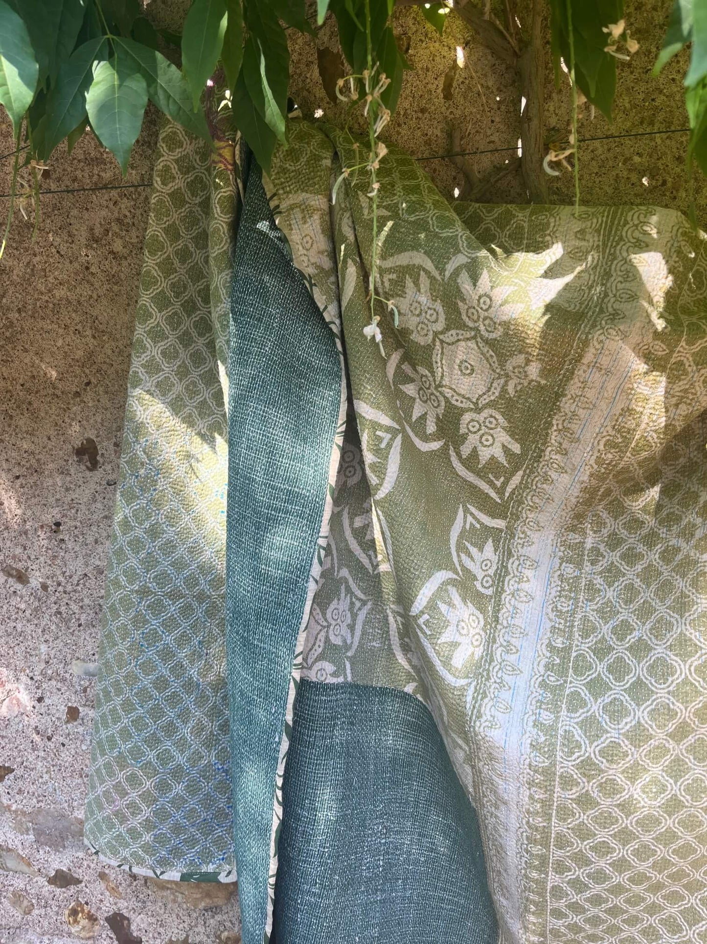 Surpiqûres traditionnelles d’un kantha indien fait main en coton