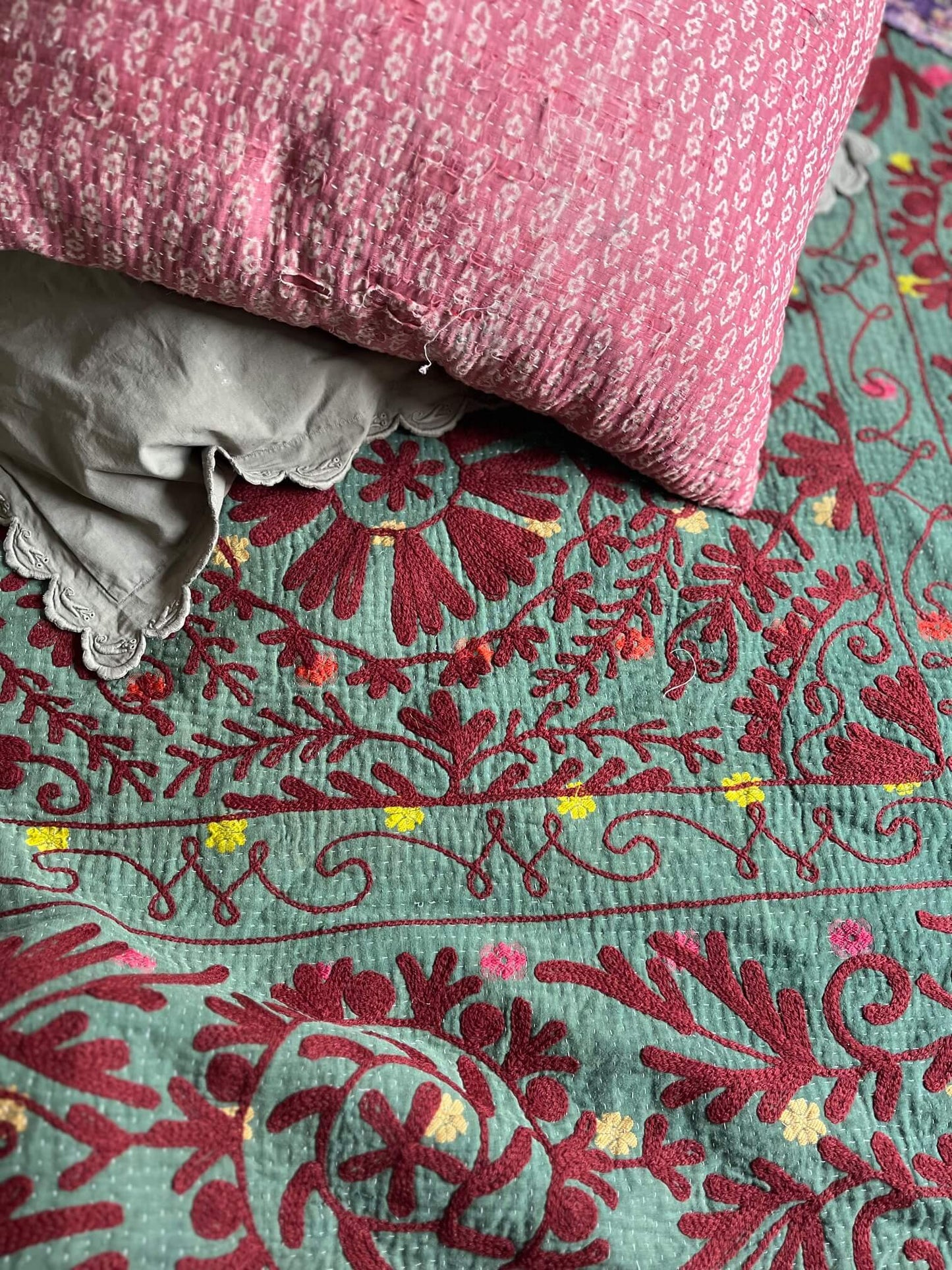 Détail du Suzani indien artisanal aux motifs floraux colorés