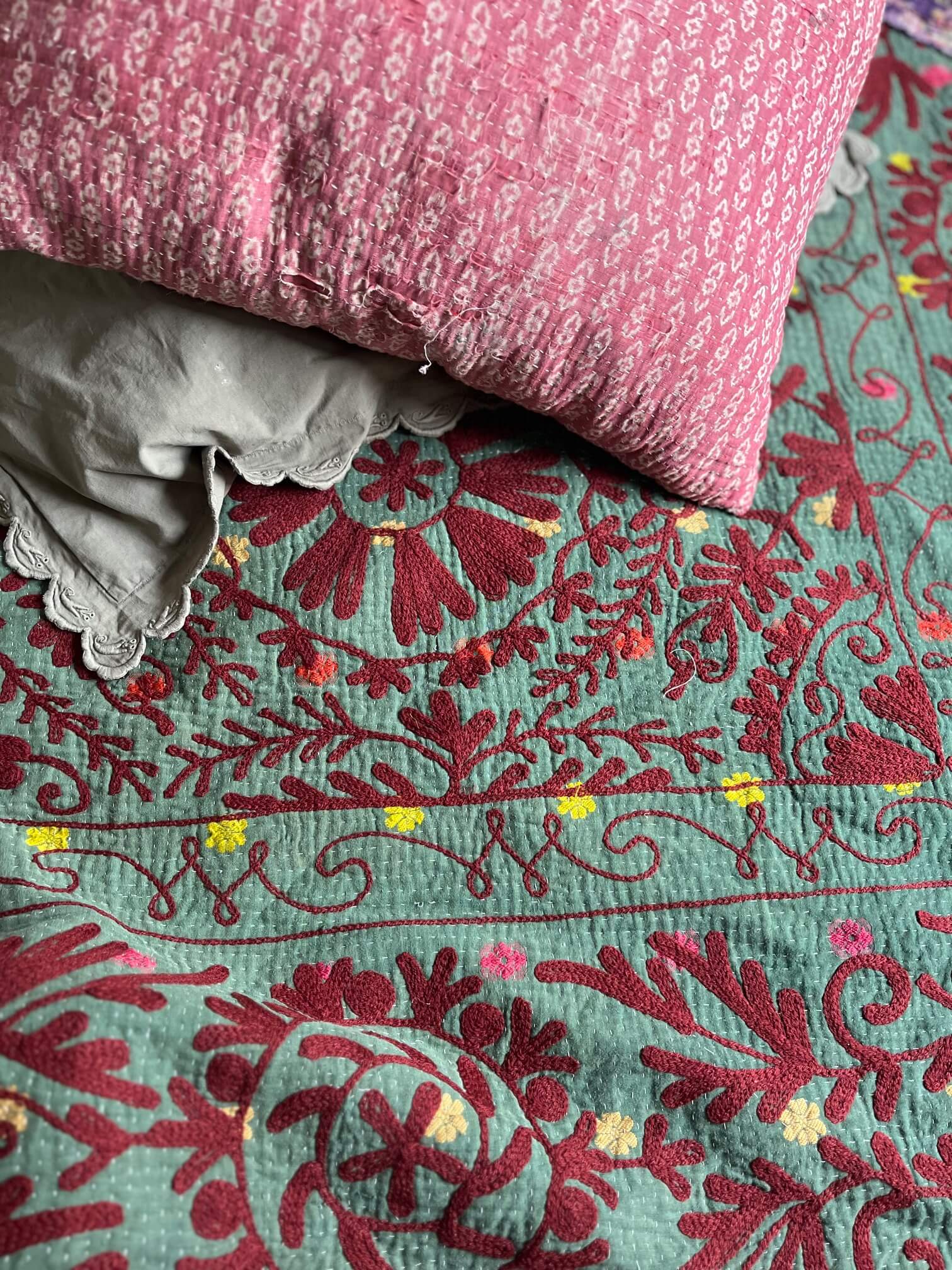 Détail du Suzani indien artisanal aux motifs floraux colorés