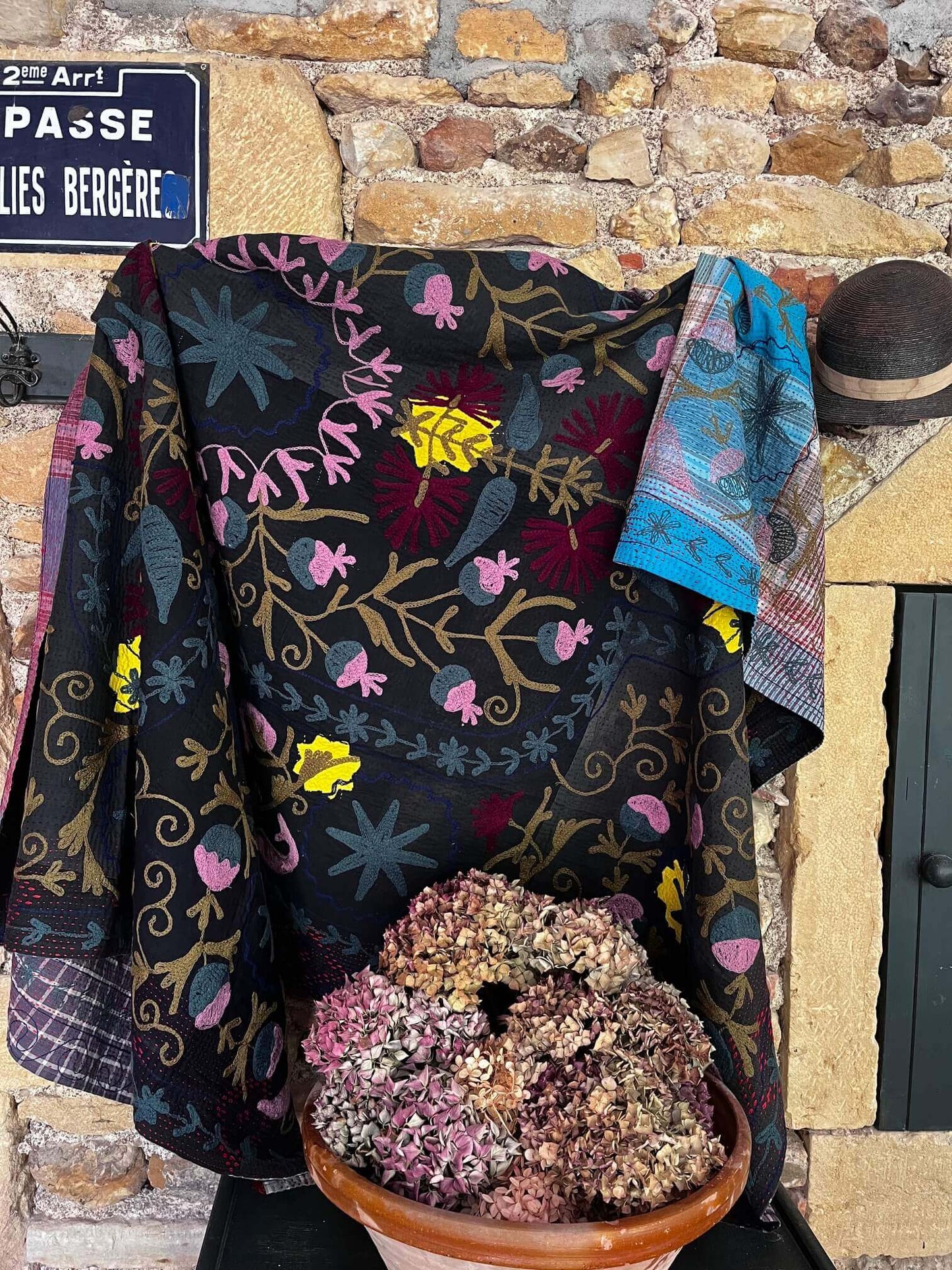 Suzani indien noir fait main réversible en coton aux motifs floraux colorés