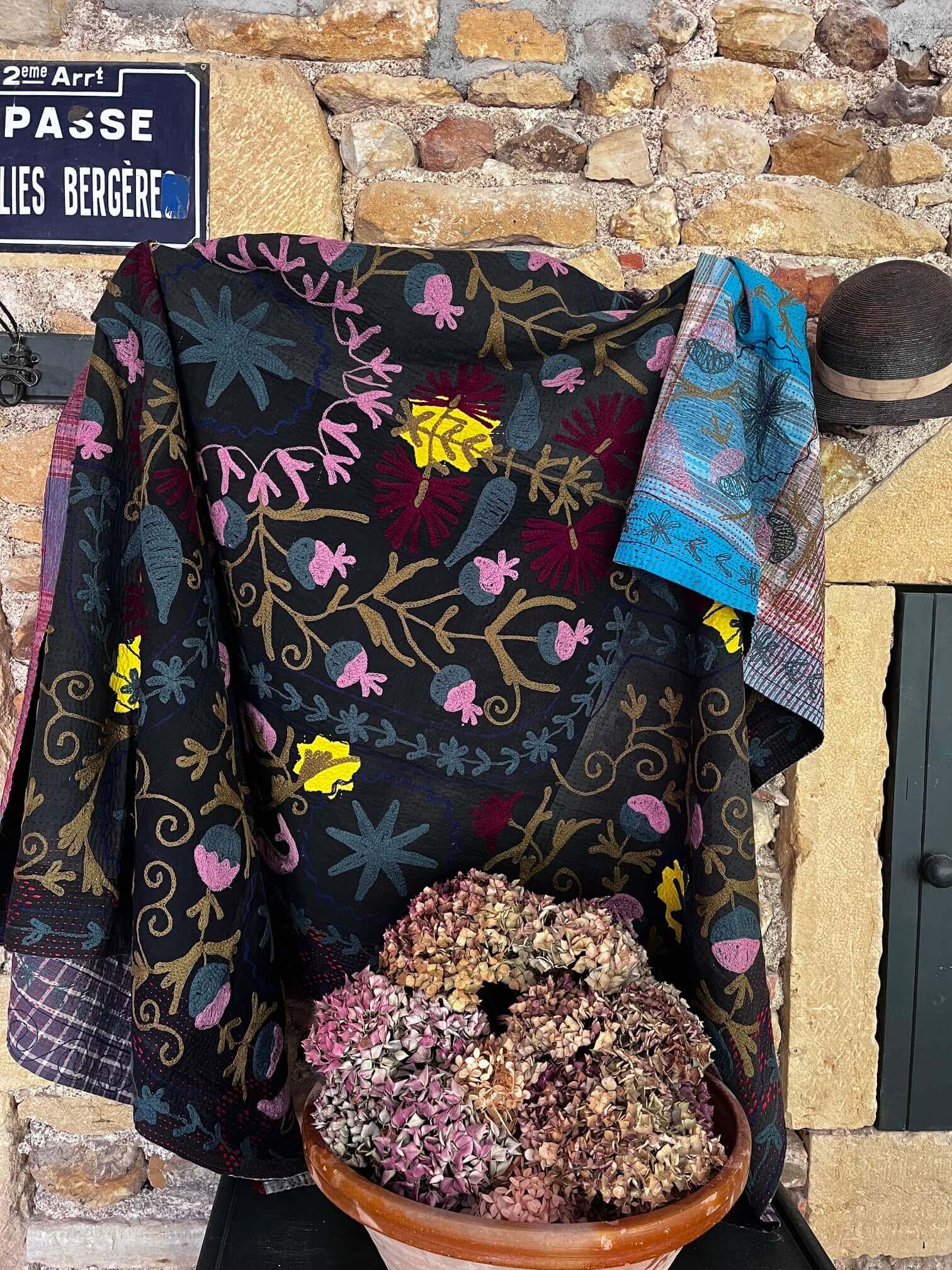 Suzani indien noir fait main réversible en coton aux motifs floraux colorés