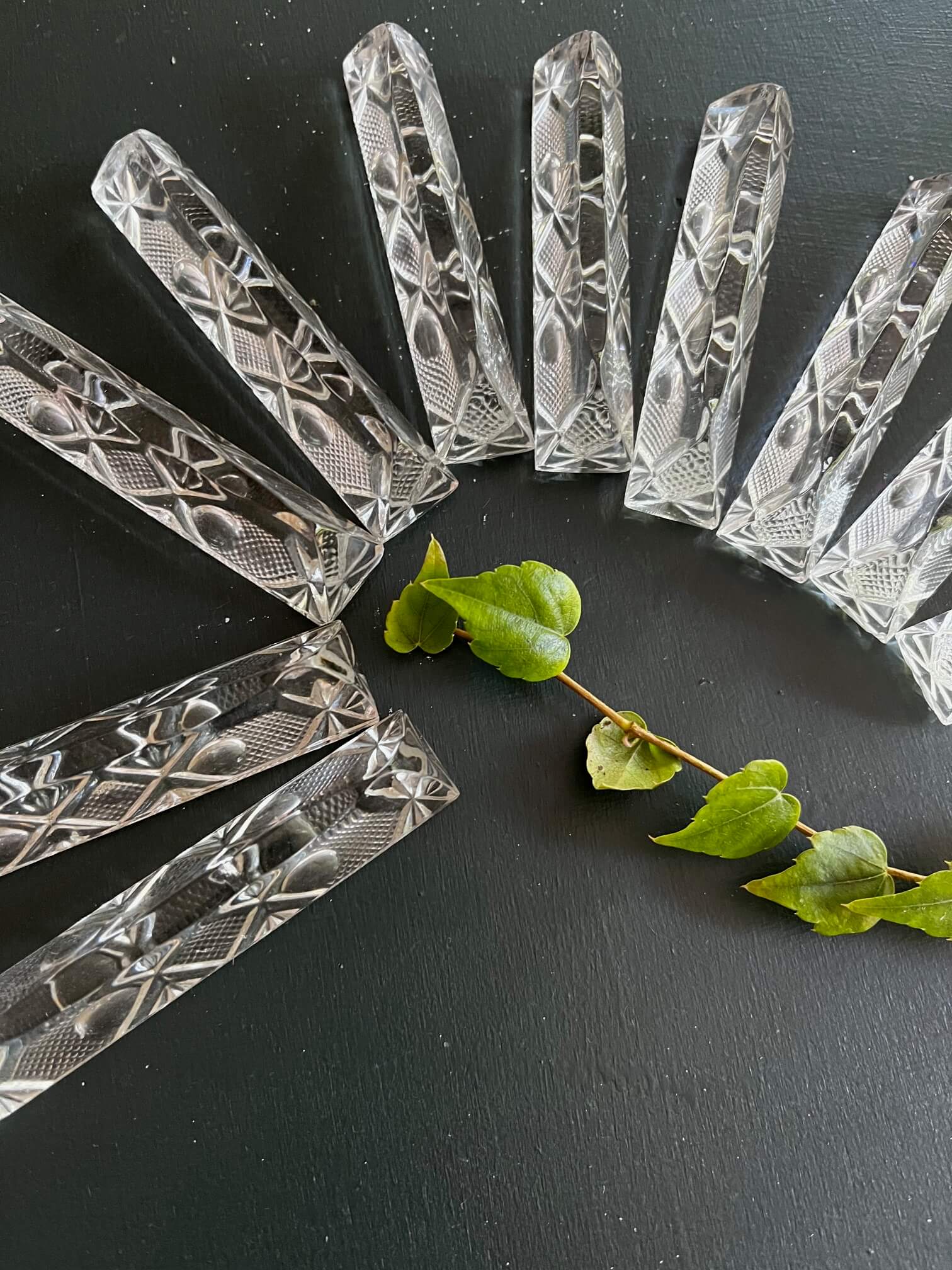 Table de fête avec portes-couteaux en verre, réception élégante art de vivre français