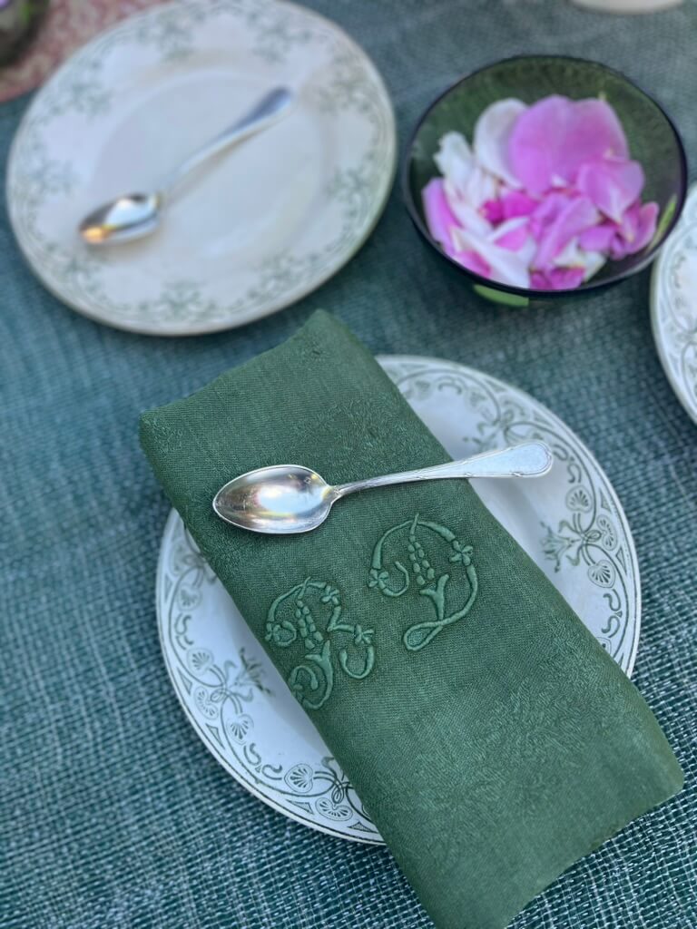 Ambiance de table vintage avec pétales de roses et vaisselle ancienne