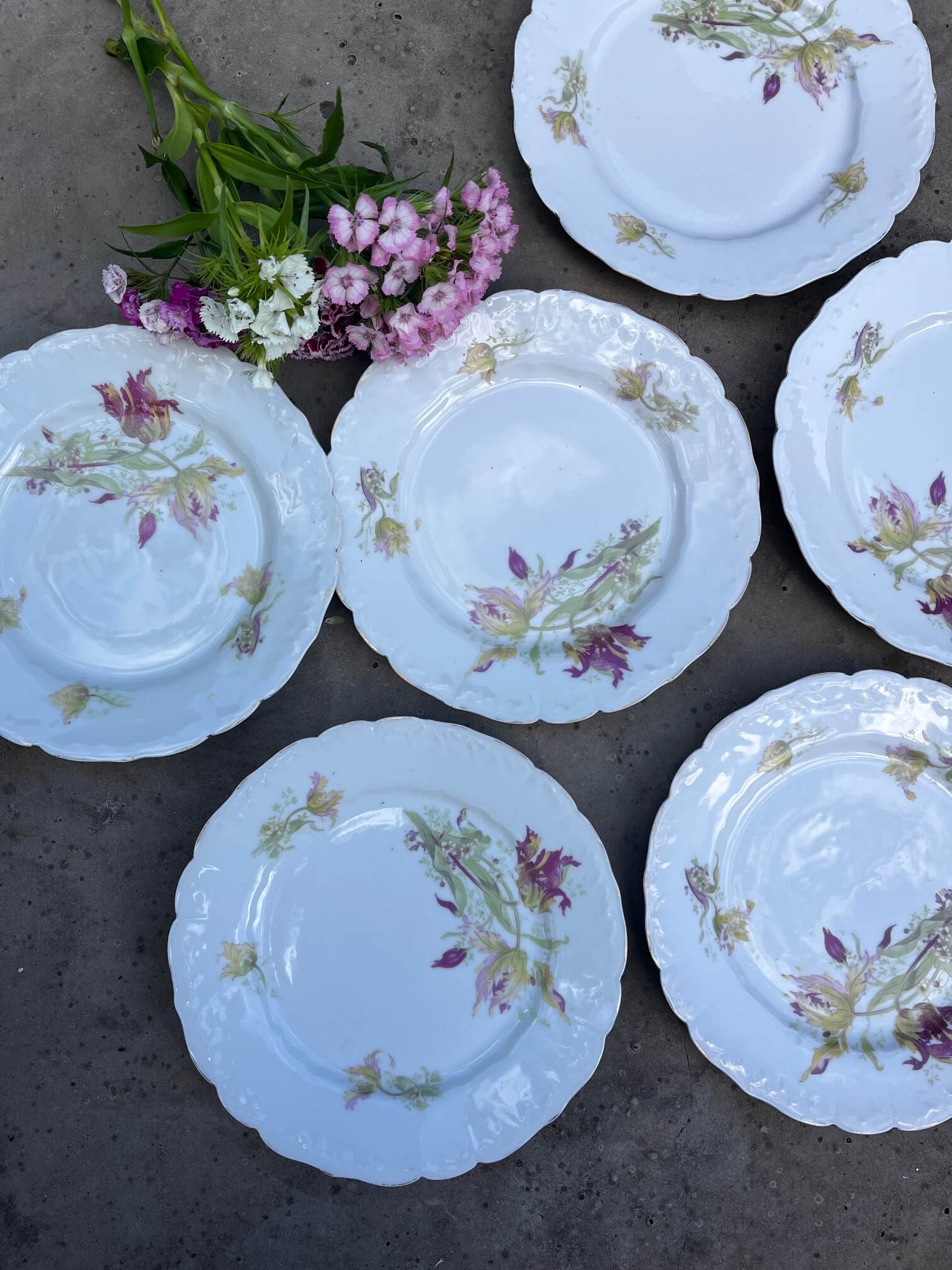 Vaisselle ancienne française pour décoration de table romantique