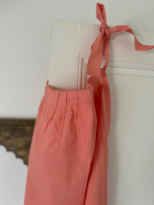 Tablier ancien teint à la main en coton rose saumon, pièce unique artisanale française