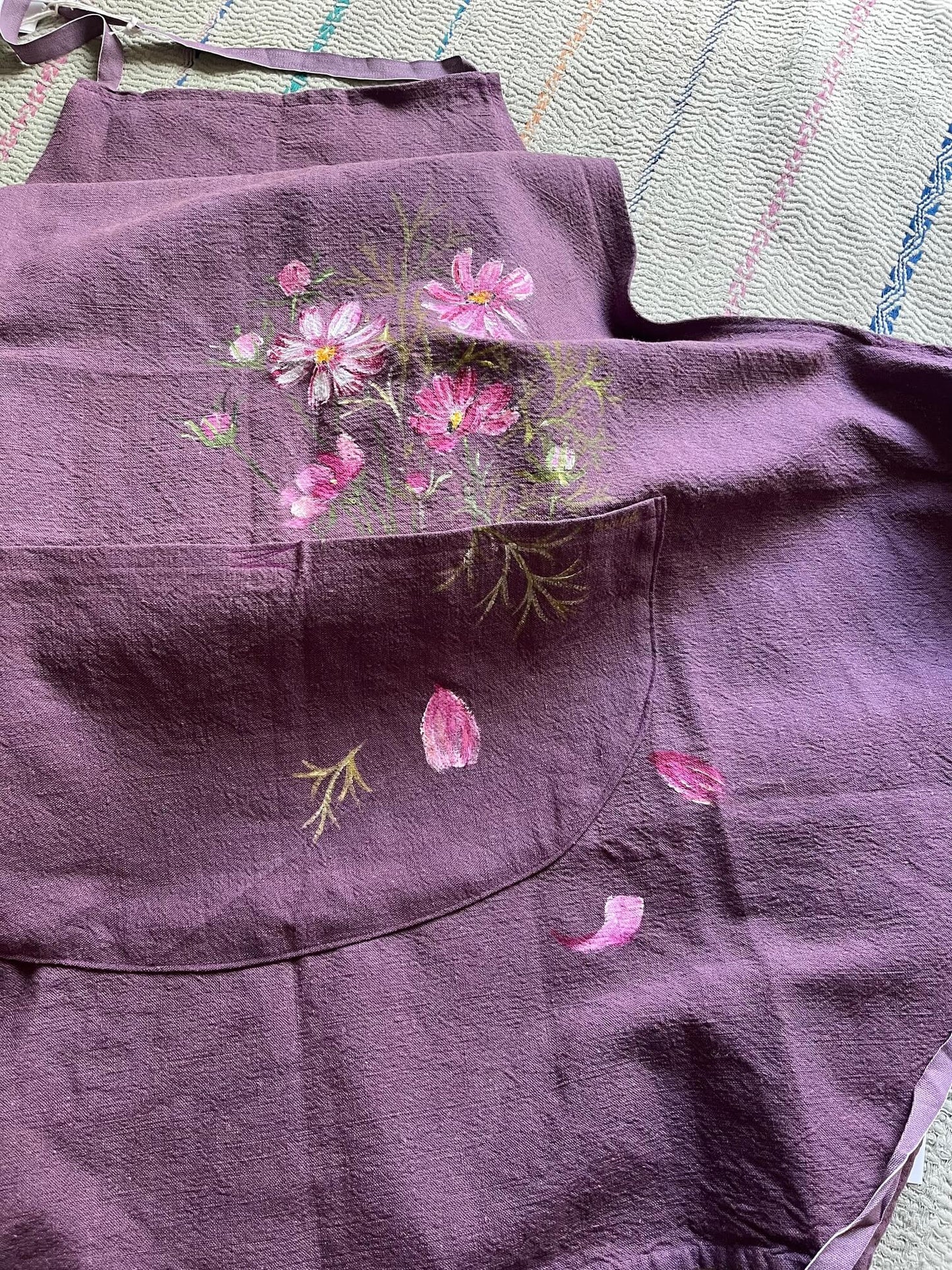 Tablier en coton lie de vin porté dans une cuisine – Artisanat français