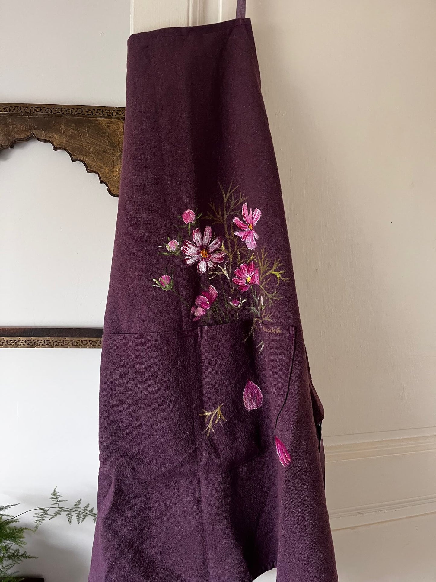 Détail peinture et texture tablier en coton lie de vin fait main