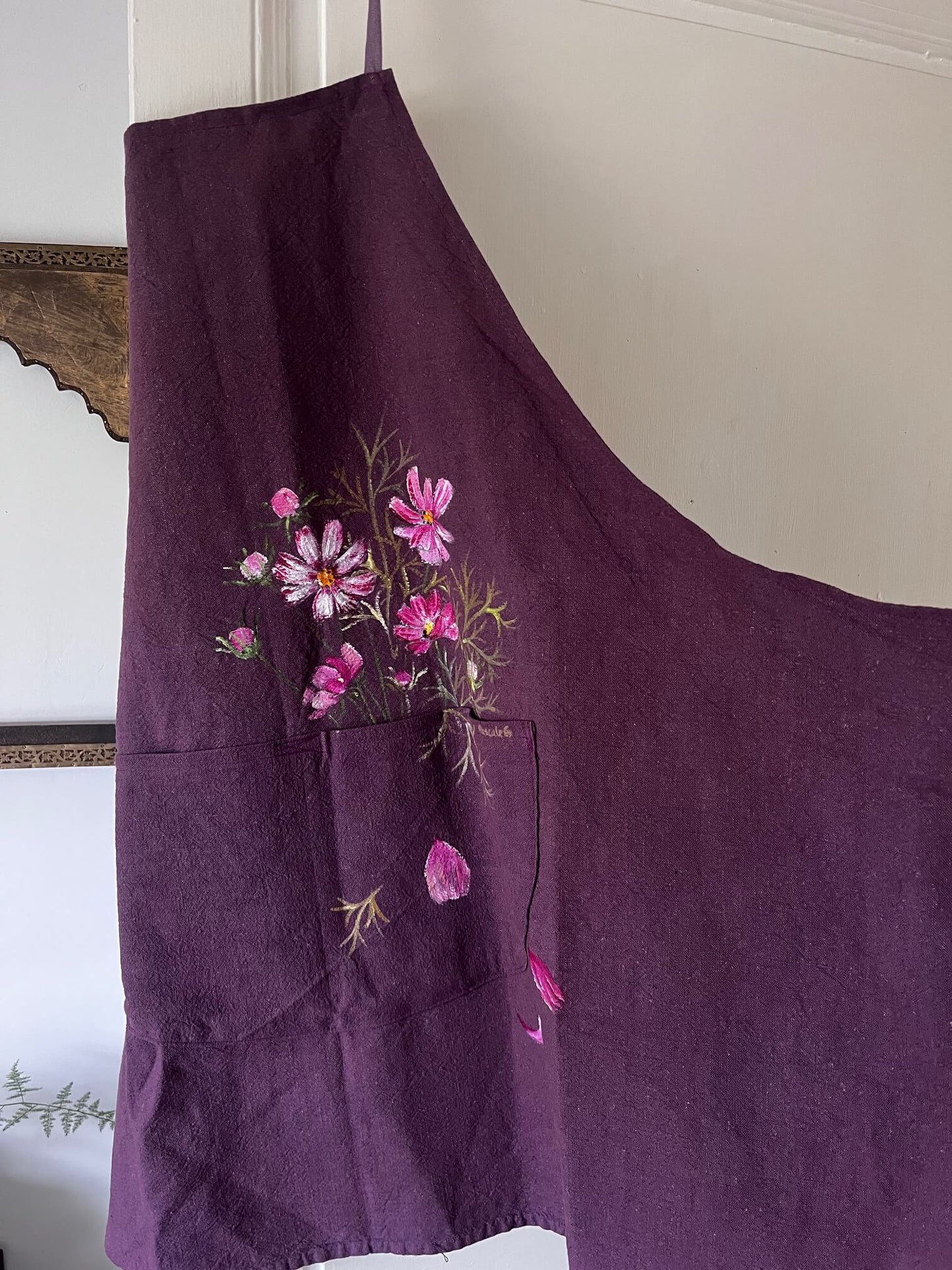 Tablier en coton lie de vin peint à la main – Vue de face