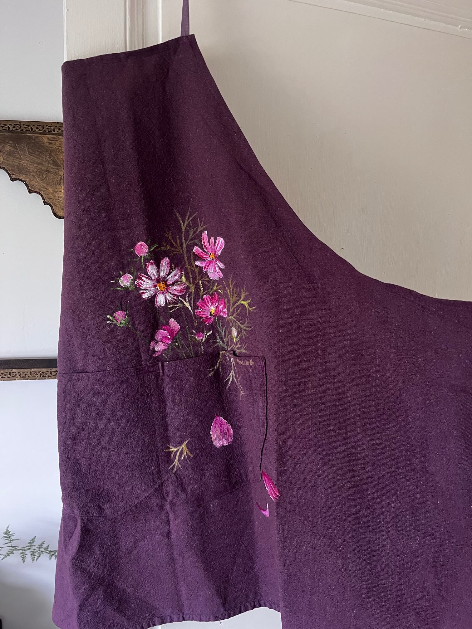 Tablier en coton lie de vin peint à la main – Vue de face