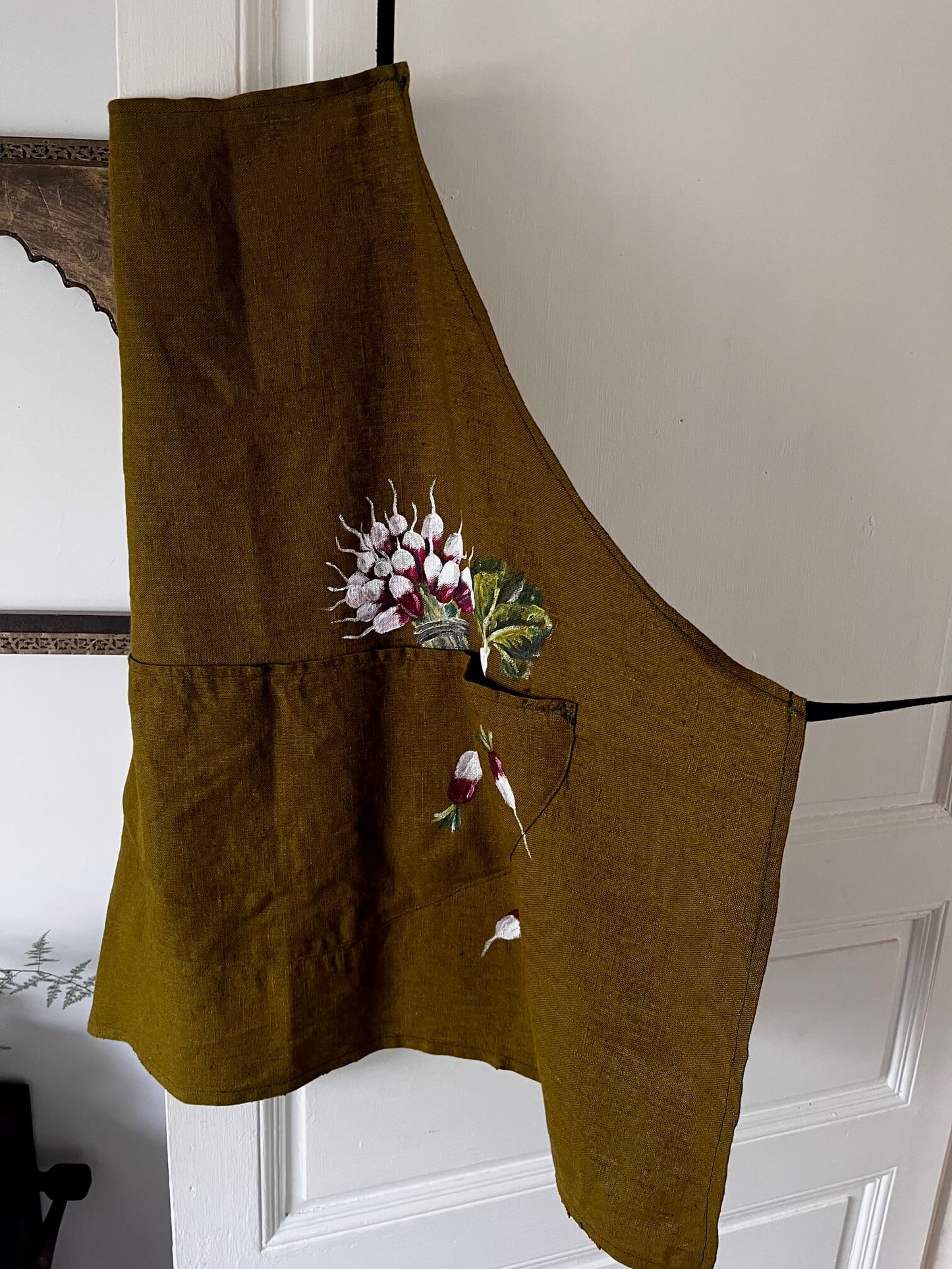 Tablier en lin kaki porté en cuisine – Pièce unique artisanale