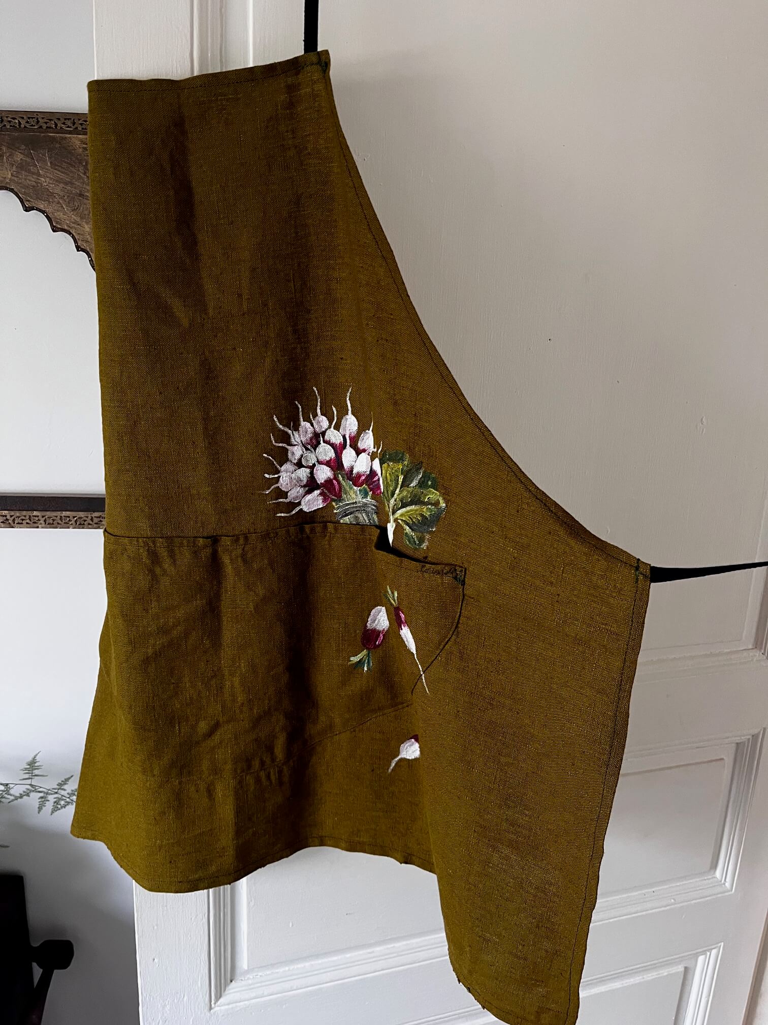 Tablier en lin kaki porté en cuisine – Pièce unique artisanale