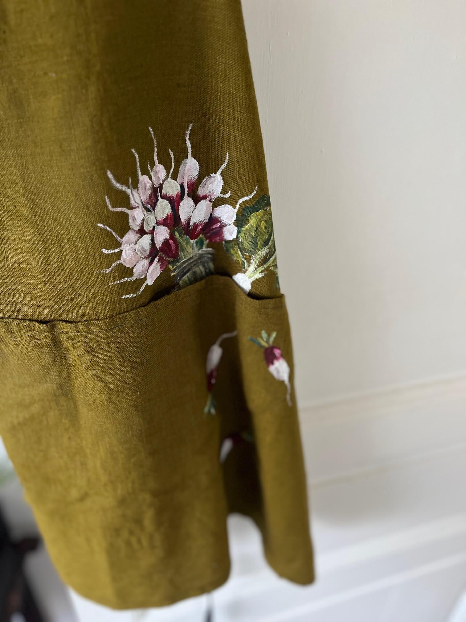 Détail peinture et texture du tablier en lin kaki fait main