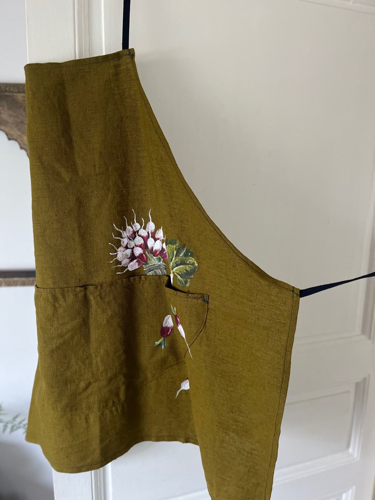 Tablier en lin kaki peint à la main – Vue de face