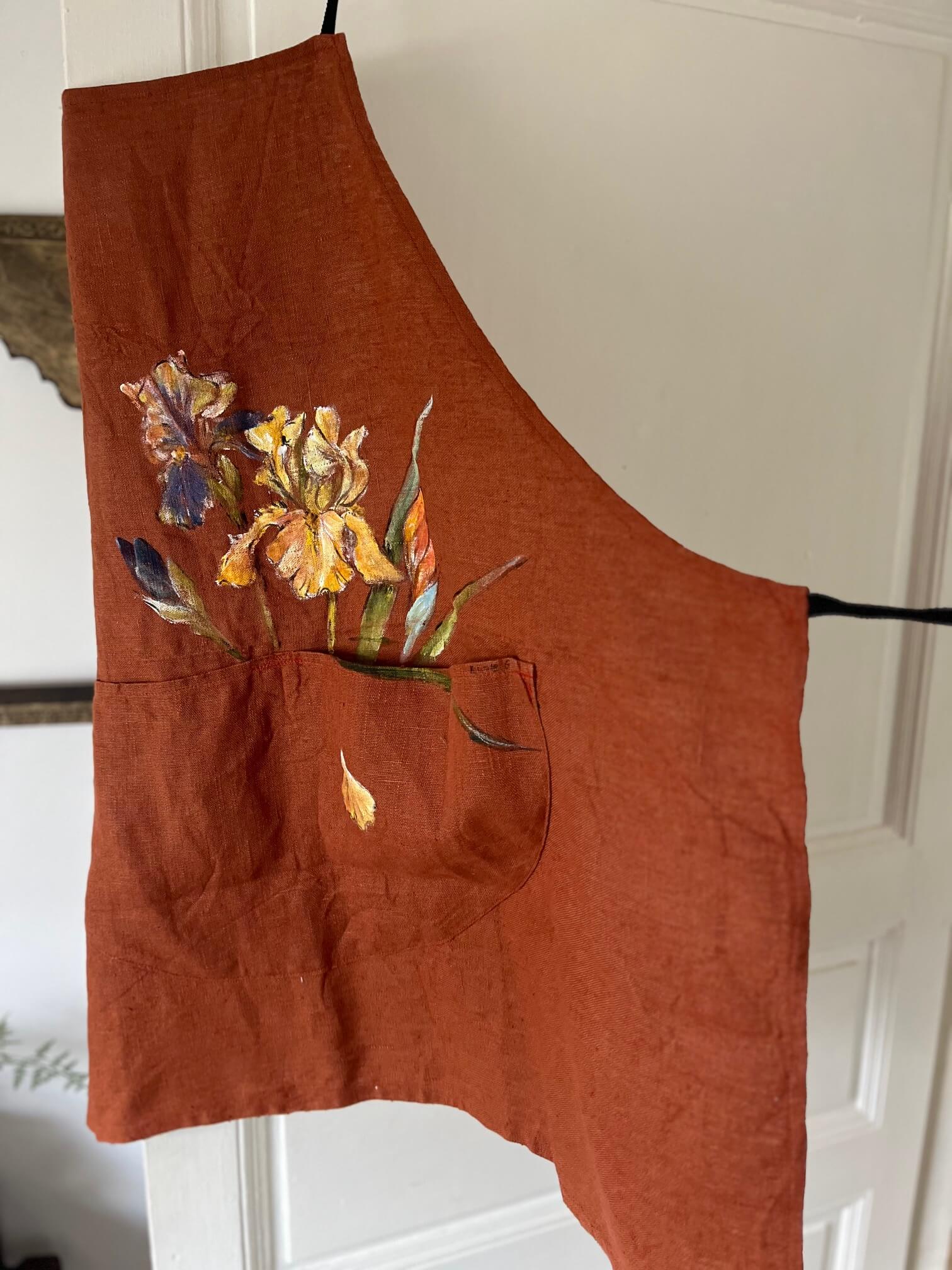 Tablier en lin rouille teint et peint à la main en France – pièce unique artisanale
