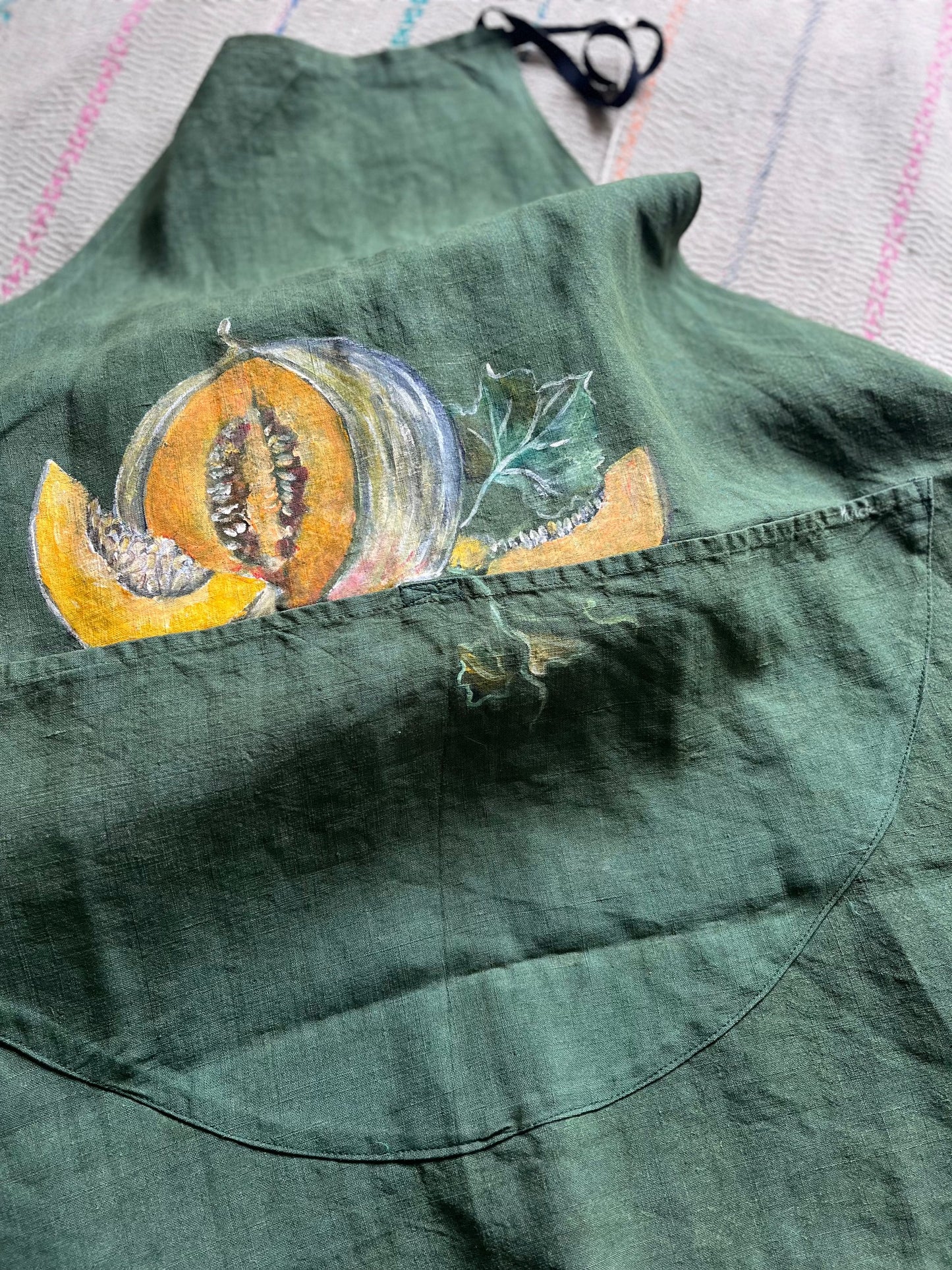 Teinture et peinture artisanales sur tablier en li vert