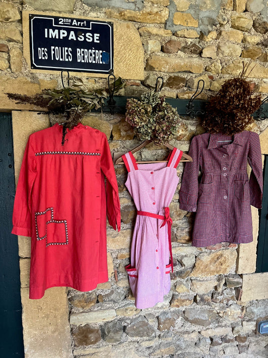 Tabliers d’écoliers vintage rouges français pour cinéma et costumes d’époque