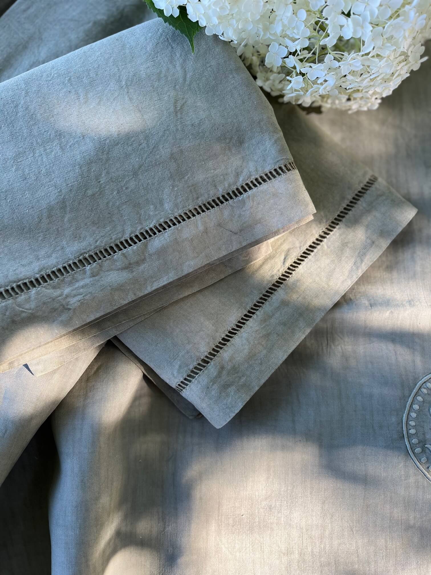 Taies d'oreiller anciennes en lin brodées, assorties au drap teint artisanalement