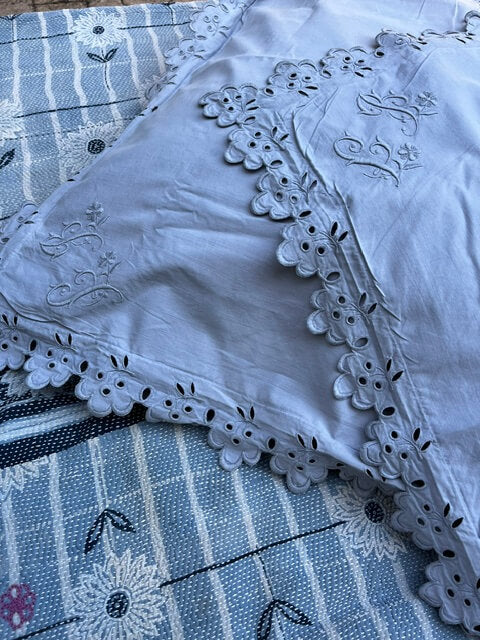 Taies anciennes assorties teintes gris souris avec détails anciens et finitions authentiques