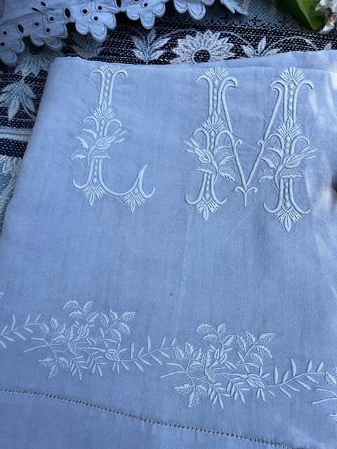 Taies anciennes assorties teintes gris souris avec détails anciens et finitions authentiques