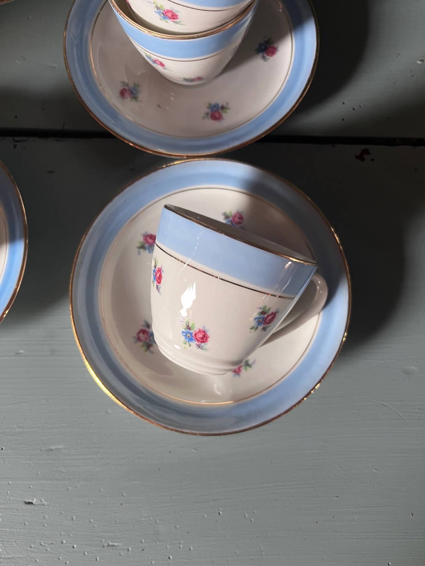 Vaisselle vintage fleurie pour le café, tasses anciennes à bord bleu