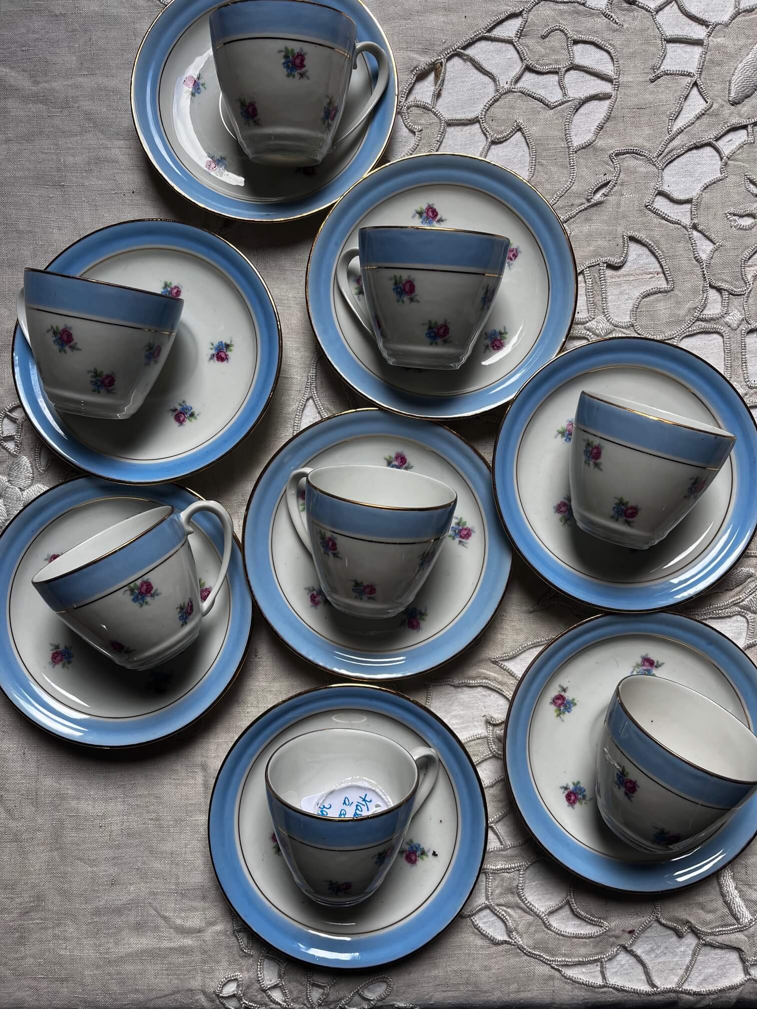 Set de 8 tasses à café anciennes avec soucoupes, décor floral bleu et liseré doré