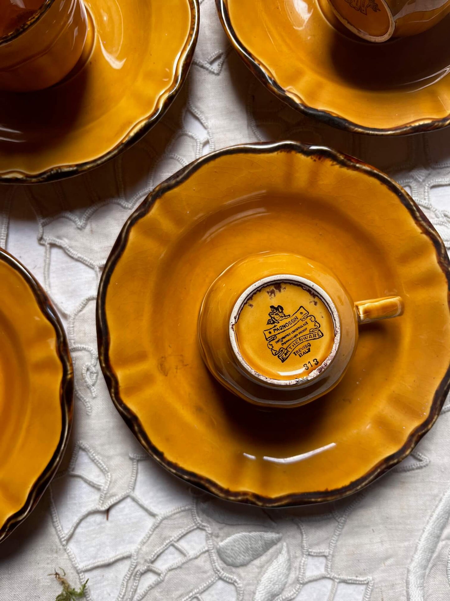 Tasses à café vintage jaune moutarde chinées en brocante