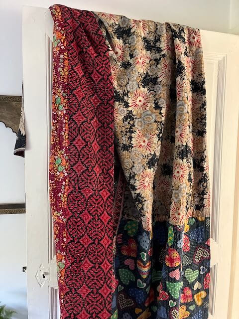 Détail du Kantha indien cousu main, motif bleu et rouge en coton