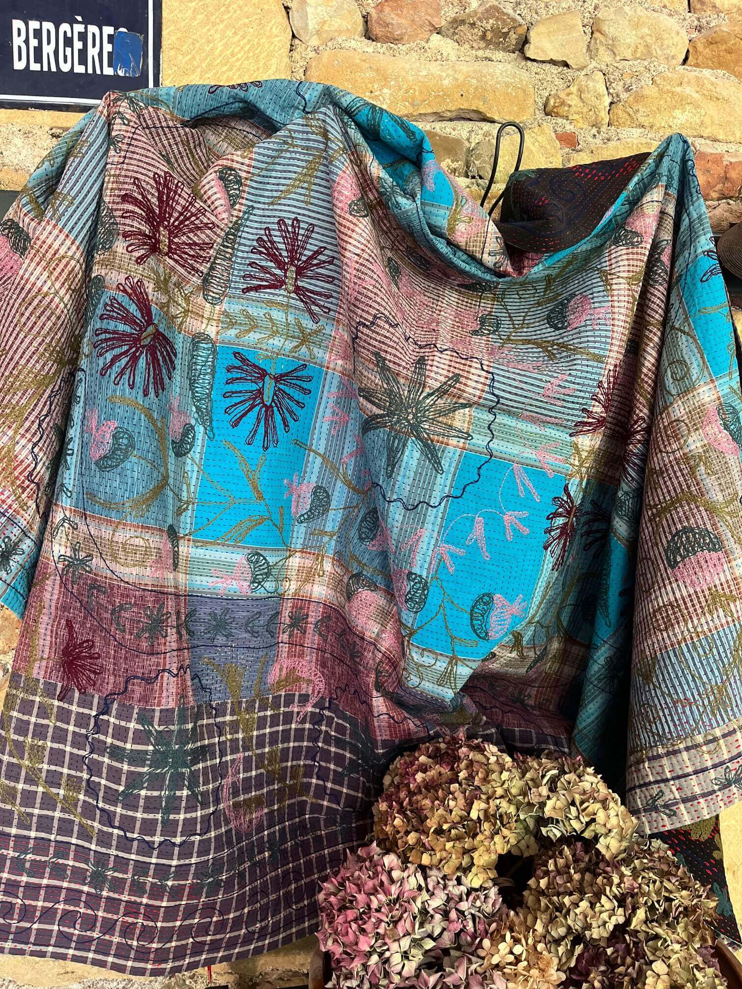 Textile Suzani indien en coton noir pour décoration bohème