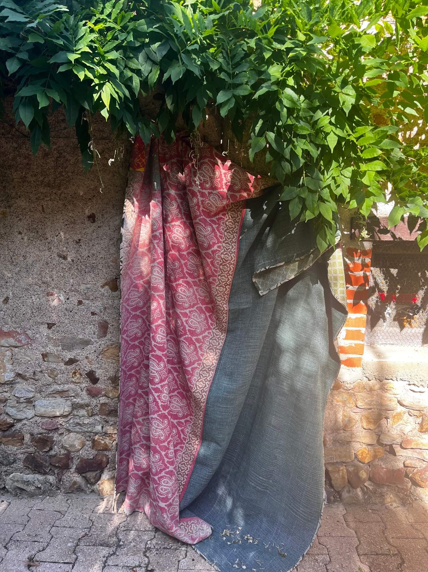 Textile kantha indien bohème suspendu dans une ambiance maison de campagne