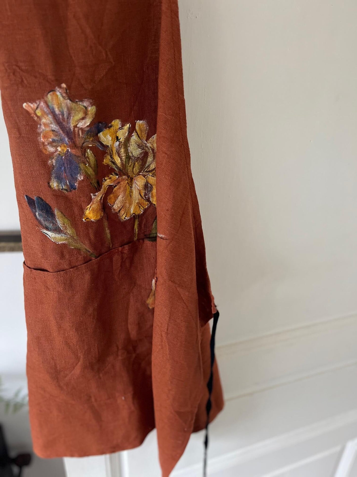 Close-up motif peint à la main sur tablier en lin rouille – pièce unique