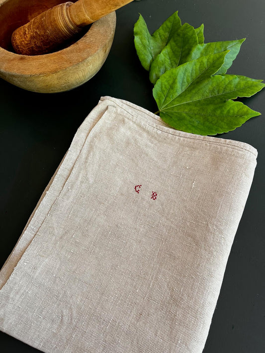 Torchon ancien XL en chanvre plié sur une table, linge de cuisine vintage