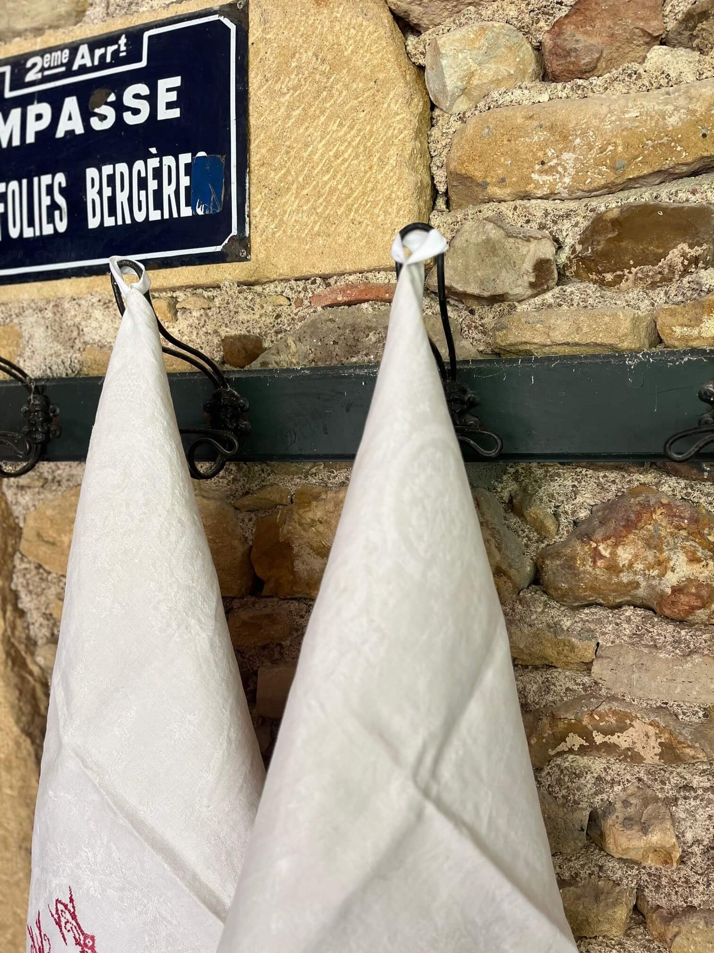 Torchon ancien français en coton damassé avec monogrammes rouges brodés