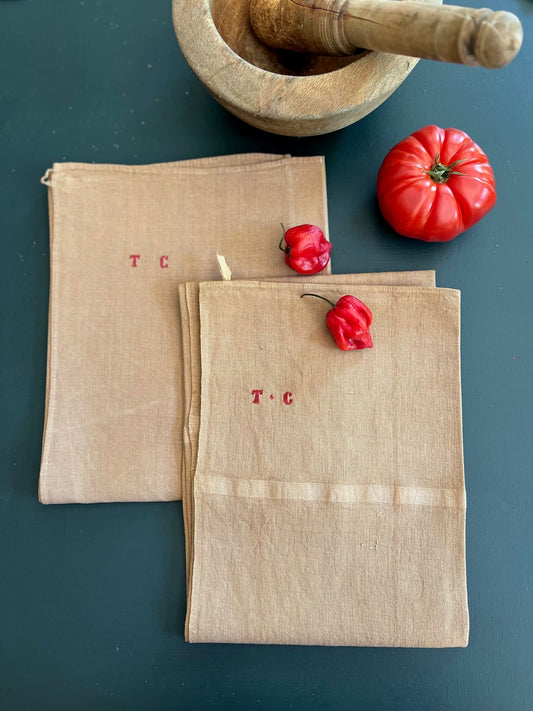 Torchon ancien en lin teint avec monogramme TC – vue de face