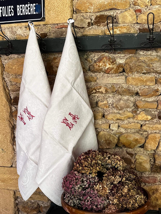 Torchons anciens monogrammés CA en coton damassé dans une cuisine de campagne