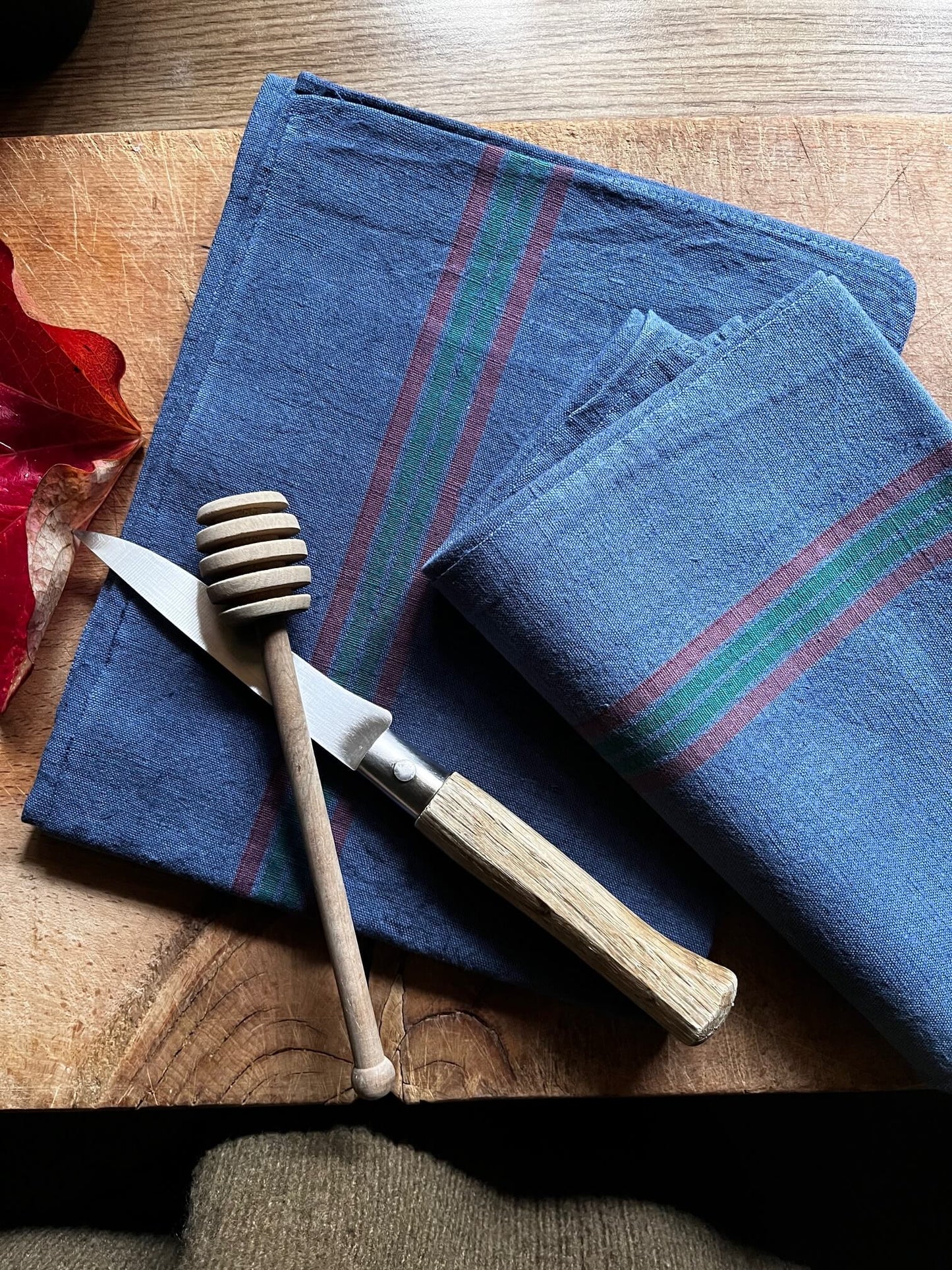 Torchon ancien teint à la main en bleu