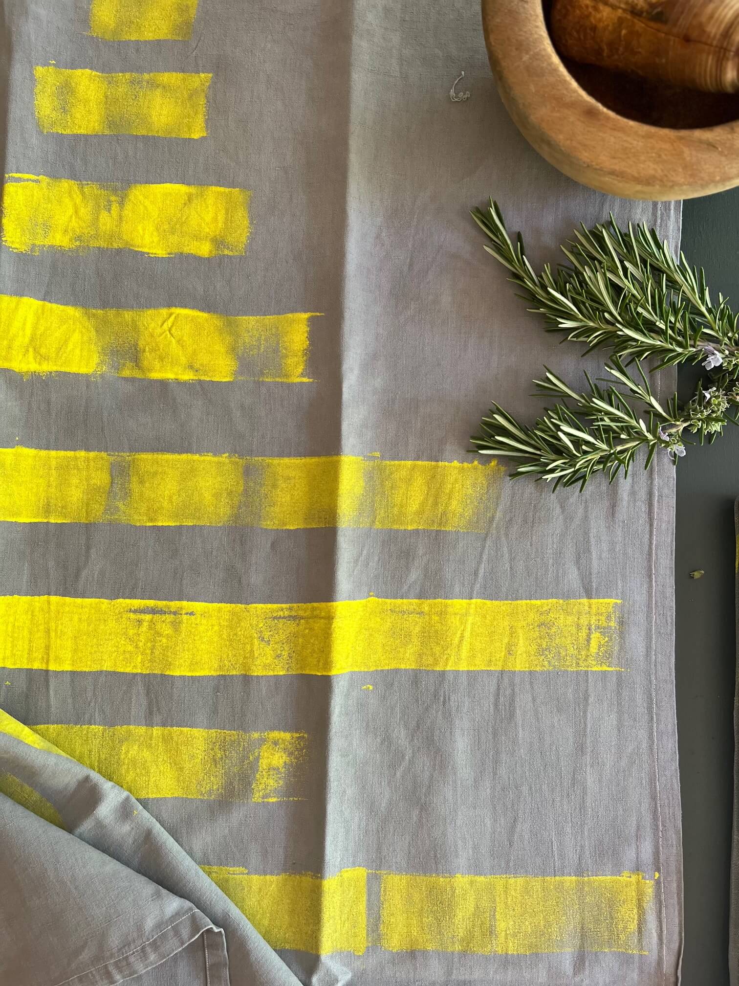 Torchon artisanal en coton gris décoré de peinture jaune, accessoire original pour cuisine éco-responsable