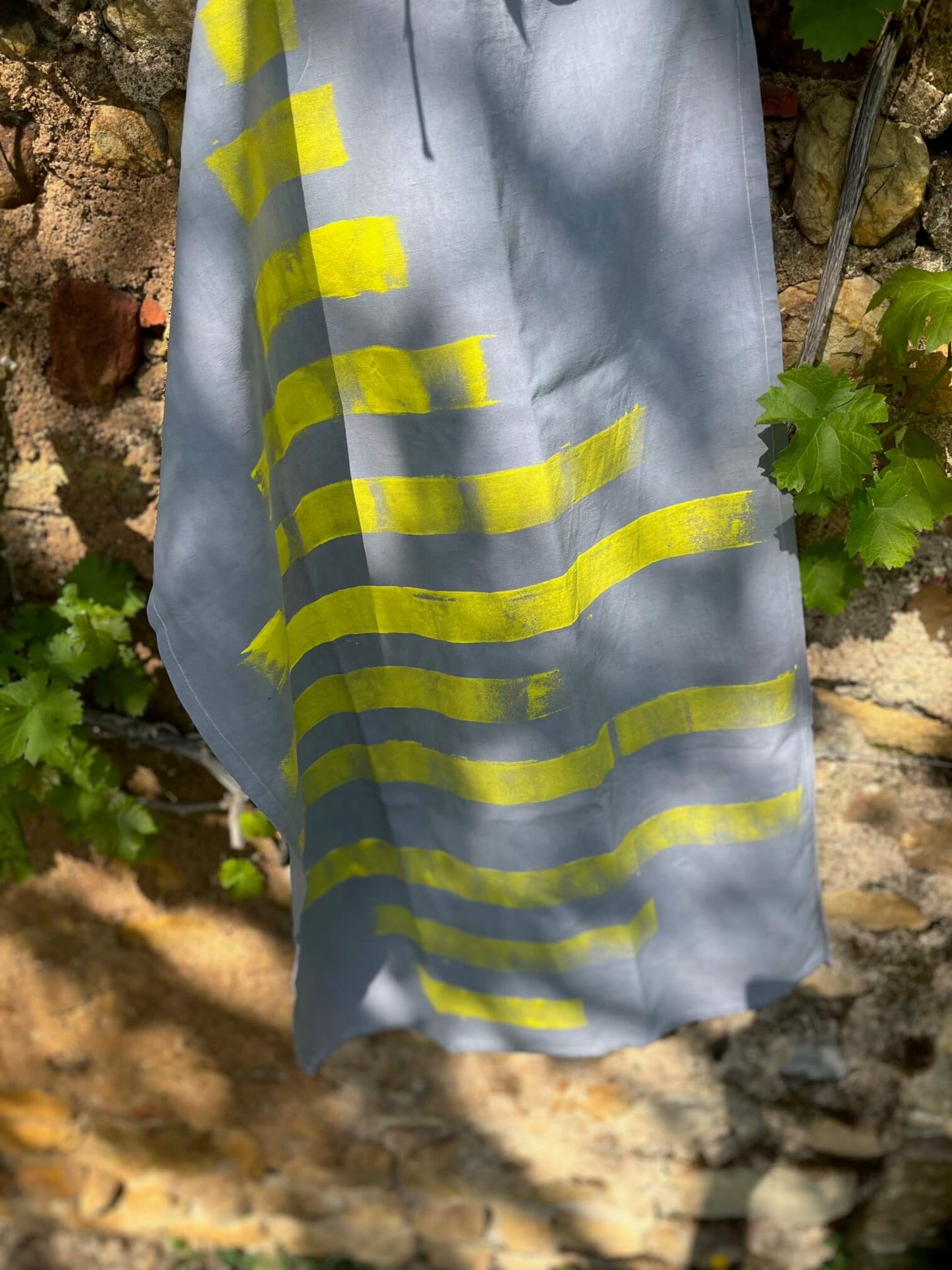 Torchon vintage en coton gris, décoré de peinture jaune faite main, pièce unique