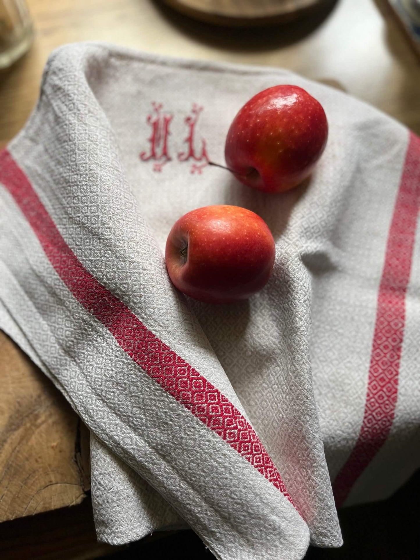 Linge ancien en coton pour un art de la table authentique et chaleureux"