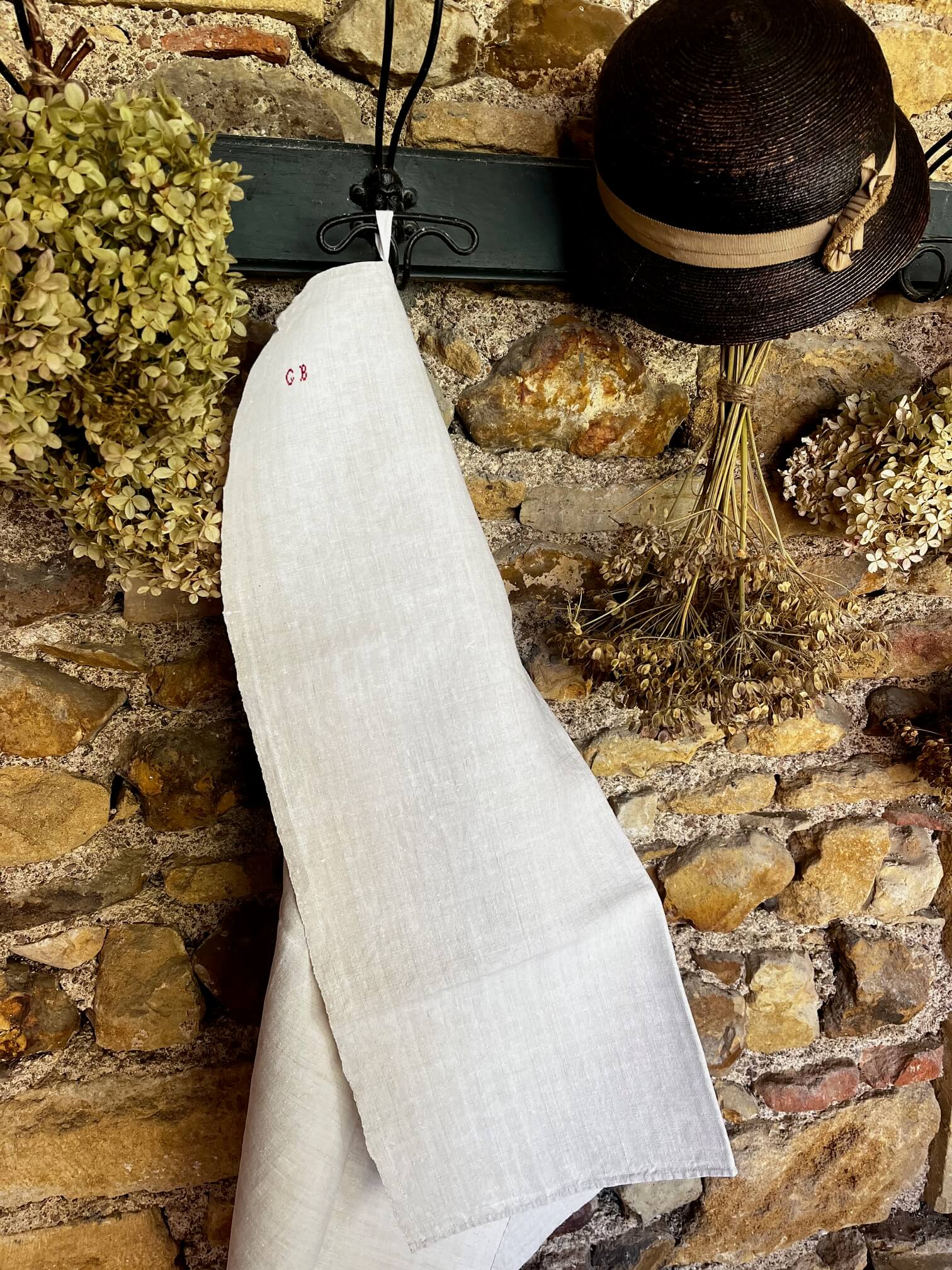 Élégant torchon brodé GB, ambiance rustique et campagne chic.