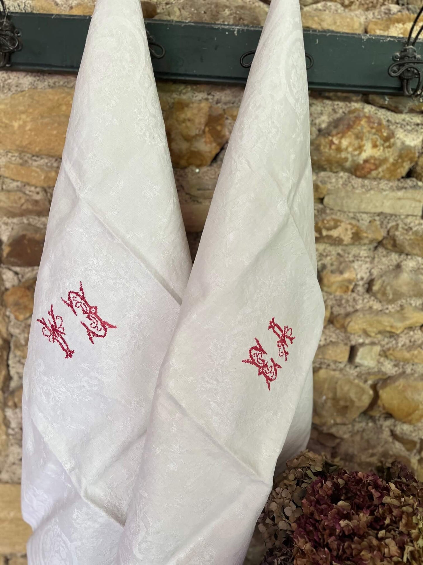 Torchon vintage français suspendu dans une décoration de cuisine rustique chic