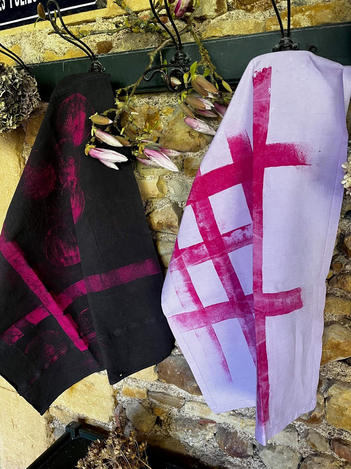 Linge de cuisine vintage noir, décoré avec des cercles peints à la main en fuchsia