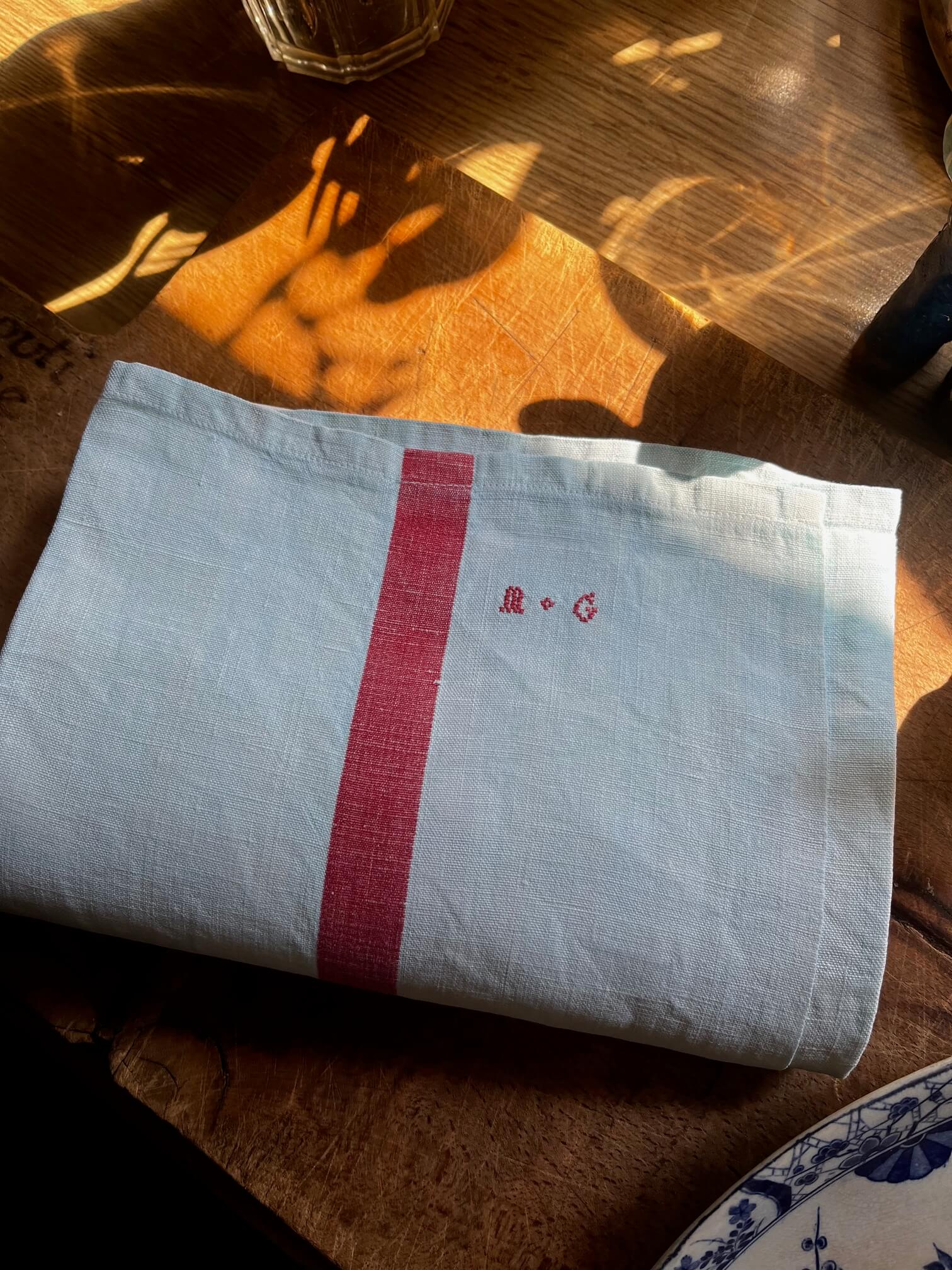 Élégant torchon en coton et lin vert d’eau, parfait pour une cuisine d’inspiration brocante.